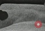 Standbild Sowjetischen Bauern Schneid- und Dreschwerk Stiele von Korn während Zweiten Weltkrieg Sowjetunion, 1941, aus Sekunde 45 historischem Filmmaterial Videoclip 65675062264