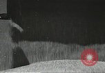 Standbild Sowjetischen Bauern Schneid- und Dreschwerk Stiele von Korn während Zweiten Weltkrieg Sowjetunion, 1941, aus Sekunde 46 historischem Filmmaterial Videoclip 65675062264