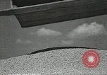 Standbild Sowjetischen Bauern Schneid- und Dreschwerk Stiele von Korn während Zweiten Weltkrieg Sowjetunion, 1941, aus Sekunde 47 historischem Filmmaterial Videoclip 65675062264