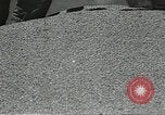 Standbild Sowjetischen Bauern Schneid- und Dreschwerk Stiele von Korn während Zweiten Weltkrieg Sowjetunion, 1941, aus Sekunde 50 historischem Filmmaterial Videoclip 65675062264