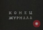 Standbild Sowjetischen Bauern Schneid- und Dreschwerk Stiele von Korn während Zweiten Weltkrieg Sowjetunion, 1941, aus Sekunde 56 historischem Filmmaterial Videoclip 65675062264