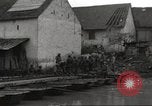 Standbild USA Soldaten Birresborn Deutschland, 1945, aus Sekunde 11 historischem Filmmaterial Videoclip 65675062312