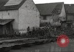 Standbild USA Soldaten Birresborn Deutschland, 1945, aus Sekunde 12 historischem Filmmaterial Videoclip 65675062312