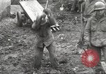 Standbild USA Soldaten Birresborn Deutschland, 1945, aus Sekunde 47 historischem Filmmaterial Videoclip 65675062312