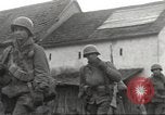 Immagine di Soldati statunitensi Birresborn Germania, 1945, secondo 60 filmato di repertorio 65675062315
