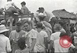 Standbild uns Kriegsgefangenen befreit von japanischen Gefängnis in Zweiten Weltkrieg Cabanatuan Philippinen, 1945, aus Sekunde 1 historischem Filmmaterial Videoclip 65675062318