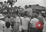 Standbild uns Kriegsgefangenen befreit von japanischen Gefängnis in Zweiten Weltkrieg Cabanatuan Philippinen, 1945, aus Sekunde 3 historischem Filmmaterial Videoclip 65675062318