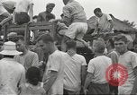 Standbild uns Kriegsgefangenen befreit von japanischen Gefängnis in Zweiten Weltkrieg Cabanatuan Philippinen, 1945, aus Sekunde 5 historischem Filmmaterial Videoclip 65675062318