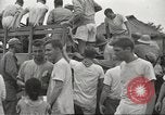 Standbild uns Kriegsgefangenen befreit von japanischen Gefängnis in Zweiten Weltkrieg Cabanatuan Philippinen, 1945, aus Sekunde 6 historischem Filmmaterial Videoclip 65675062318