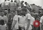 Standbild uns Kriegsgefangenen befreit von japanischen Gefängnis in Zweiten Weltkrieg Cabanatuan Philippinen, 1945, aus Sekunde 7 historischem Filmmaterial Videoclip 65675062318