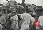 Standbild uns Kriegsgefangenen befreit von japanischen Gefängnis in Zweiten Weltkrieg Cabanatuan Philippinen, 1945, aus Sekunde 8 historischem Filmmaterial Videoclip 65675062318