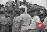 Standbild uns Kriegsgefangenen befreit von japanischen Gefängnis in Zweiten Weltkrieg Cabanatuan Philippinen, 1945, aus Sekunde 9 historischem Filmmaterial Videoclip 65675062318