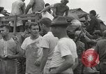 Standbild uns Kriegsgefangenen befreit von japanischen Gefängnis in Zweiten Weltkrieg Cabanatuan Philippinen, 1945, aus Sekunde 10 historischem Filmmaterial Videoclip 65675062318