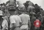 Standbild uns Kriegsgefangenen befreit von japanischen Gefängnis in Zweiten Weltkrieg Cabanatuan Philippinen, 1945, aus Sekunde 11 historischem Filmmaterial Videoclip 65675062318