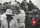 Standbild uns Kriegsgefangenen befreit von japanischen Gefängnis in Zweiten Weltkrieg Cabanatuan Philippinen, 1945, aus Sekunde 12 historischem Filmmaterial Videoclip 65675062318
