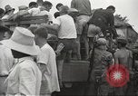 Standbild uns Kriegsgefangenen befreit von japanischen Gefängnis in Zweiten Weltkrieg Cabanatuan Philippinen, 1945, aus Sekunde 13 historischem Filmmaterial Videoclip 65675062318