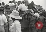 Standbild uns Kriegsgefangenen befreit von japanischen Gefängnis in Zweiten Weltkrieg Cabanatuan Philippinen, 1945, aus Sekunde 14 historischem Filmmaterial Videoclip 65675062318