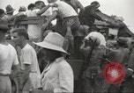 Standbild uns Kriegsgefangenen befreit von japanischen Gefängnis in Zweiten Weltkrieg Cabanatuan Philippinen, 1945, aus Sekunde 15 historischem Filmmaterial Videoclip 65675062318