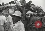Standbild uns Kriegsgefangenen befreit von japanischen Gefängnis in Zweiten Weltkrieg Cabanatuan Philippinen, 1945, aus Sekunde 16 historischem Filmmaterial Videoclip 65675062318