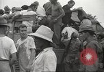 Standbild uns Kriegsgefangenen befreit von japanischen Gefängnis in Zweiten Weltkrieg Cabanatuan Philippinen, 1945, aus Sekunde 17 historischem Filmmaterial Videoclip 65675062318
