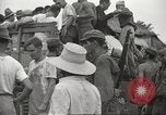 Standbild uns Kriegsgefangenen befreit von japanischen Gefängnis in Zweiten Weltkrieg Cabanatuan Philippinen, 1945, aus Sekunde 18 historischem Filmmaterial Videoclip 65675062318