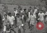 Standbild uns Kriegsgefangenen befreit von japanischen Gefängnis in Zweiten Weltkrieg Cabanatuan Philippinen, 1945, aus Sekunde 19 historischem Filmmaterial Videoclip 65675062318