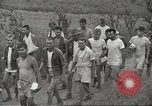 Standbild uns Kriegsgefangenen befreit von japanischen Gefängnis in Zweiten Weltkrieg Cabanatuan Philippinen, 1945, aus Sekunde 20 historischem Filmmaterial Videoclip 65675062318