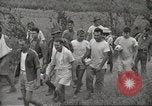 Standbild uns Kriegsgefangenen befreit von japanischen Gefängnis in Zweiten Weltkrieg Cabanatuan Philippinen, 1945, aus Sekunde 21 historischem Filmmaterial Videoclip 65675062318