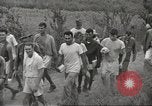 Standbild uns Kriegsgefangenen befreit von japanischen Gefängnis in Zweiten Weltkrieg Cabanatuan Philippinen, 1945, aus Sekunde 22 historischem Filmmaterial Videoclip 65675062318