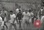 Standbild uns Kriegsgefangenen befreit von japanischen Gefängnis in Zweiten Weltkrieg Cabanatuan Philippinen, 1945, aus Sekunde 23 historischem Filmmaterial Videoclip 65675062318