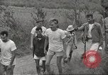 Standbild uns Kriegsgefangenen befreit von japanischen Gefängnis in Zweiten Weltkrieg Cabanatuan Philippinen, 1945, aus Sekunde 24 historischem Filmmaterial Videoclip 65675062318