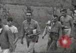 Standbild uns Kriegsgefangenen befreit von japanischen Gefängnis in Zweiten Weltkrieg Cabanatuan Philippinen, 1945, aus Sekunde 27 historischem Filmmaterial Videoclip 65675062318
