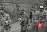Standbild uns Kriegsgefangenen befreit von japanischen Gefängnis in Zweiten Weltkrieg Cabanatuan Philippinen, 1945, aus Sekunde 28 historischem Filmmaterial Videoclip 65675062318
