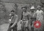 Standbild uns Kriegsgefangenen befreit von japanischen Gefängnis in Zweiten Weltkrieg Cabanatuan Philippinen, 1945, aus Sekunde 29 historischem Filmmaterial Videoclip 65675062318