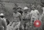 Standbild uns Kriegsgefangenen befreit von japanischen Gefängnis in Zweiten Weltkrieg Cabanatuan Philippinen, 1945, aus Sekunde 30 historischem Filmmaterial Videoclip 65675062318