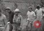 Standbild uns Kriegsgefangenen befreit von japanischen Gefängnis in Zweiten Weltkrieg Cabanatuan Philippinen, 1945, aus Sekunde 31 historischem Filmmaterial Videoclip 65675062318