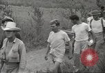 Standbild uns Kriegsgefangenen befreit von japanischen Gefängnis in Zweiten Weltkrieg Cabanatuan Philippinen, 1945, aus Sekunde 32 historischem Filmmaterial Videoclip 65675062318