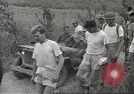 Standbild uns Kriegsgefangenen befreit von japanischen Gefängnis in Zweiten Weltkrieg Cabanatuan Philippinen, 1945, aus Sekunde 33 historischem Filmmaterial Videoclip 65675062318