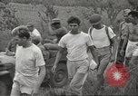 Standbild uns Kriegsgefangenen befreit von japanischen Gefängnis in Zweiten Weltkrieg Cabanatuan Philippinen, 1945, aus Sekunde 34 historischem Filmmaterial Videoclip 65675062318