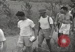 Standbild uns Kriegsgefangenen befreit von japanischen Gefängnis in Zweiten Weltkrieg Cabanatuan Philippinen, 1945, aus Sekunde 35 historischem Filmmaterial Videoclip 65675062318
