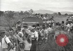 Standbild uns Kriegsgefangenen befreit von japanischen Gefängnis in Zweiten Weltkrieg Cabanatuan Philippinen, 1945, aus Sekunde 37 historischem Filmmaterial Videoclip 65675062318