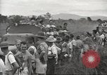 Standbild uns Kriegsgefangenen befreit von japanischen Gefängnis in Zweiten Weltkrieg Cabanatuan Philippinen, 1945, aus Sekunde 39 historischem Filmmaterial Videoclip 65675062318