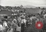 Standbild uns Kriegsgefangenen befreit von japanischen Gefängnis in Zweiten Weltkrieg Cabanatuan Philippinen, 1945, aus Sekunde 40 historischem Filmmaterial Videoclip 65675062318