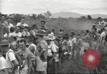 Standbild uns Kriegsgefangenen befreit von japanischen Gefängnis in Zweiten Weltkrieg Cabanatuan Philippinen, 1945, aus Sekunde 41 historischem Filmmaterial Videoclip 65675062318