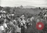 Standbild uns Kriegsgefangenen befreit von japanischen Gefängnis in Zweiten Weltkrieg Cabanatuan Philippinen, 1945, aus Sekunde 42 historischem Filmmaterial Videoclip 65675062318
