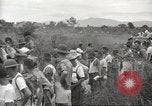 Standbild uns Kriegsgefangenen befreit von japanischen Gefängnis in Zweiten Weltkrieg Cabanatuan Philippinen, 1945, aus Sekunde 43 historischem Filmmaterial Videoclip 65675062318