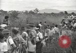 Standbild uns Kriegsgefangenen befreit von japanischen Gefängnis in Zweiten Weltkrieg Cabanatuan Philippinen, 1945, aus Sekunde 44 historischem Filmmaterial Videoclip 65675062318