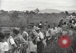 Standbild uns Kriegsgefangenen befreit von japanischen Gefängnis in Zweiten Weltkrieg Cabanatuan Philippinen, 1945, aus Sekunde 45 historischem Filmmaterial Videoclip 65675062318