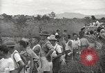 Standbild uns Kriegsgefangenen befreit von japanischen Gefängnis in Zweiten Weltkrieg Cabanatuan Philippinen, 1945, aus Sekunde 46 historischem Filmmaterial Videoclip 65675062318