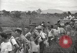 Standbild uns Kriegsgefangenen befreit von japanischen Gefängnis in Zweiten Weltkrieg Cabanatuan Philippinen, 1945, aus Sekunde 47 historischem Filmmaterial Videoclip 65675062318